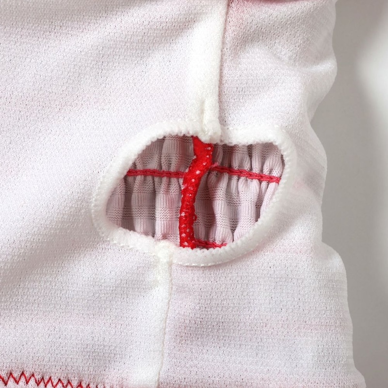 砂抜き穴 ※水着の中に入った砂や水を外に出しやすくします