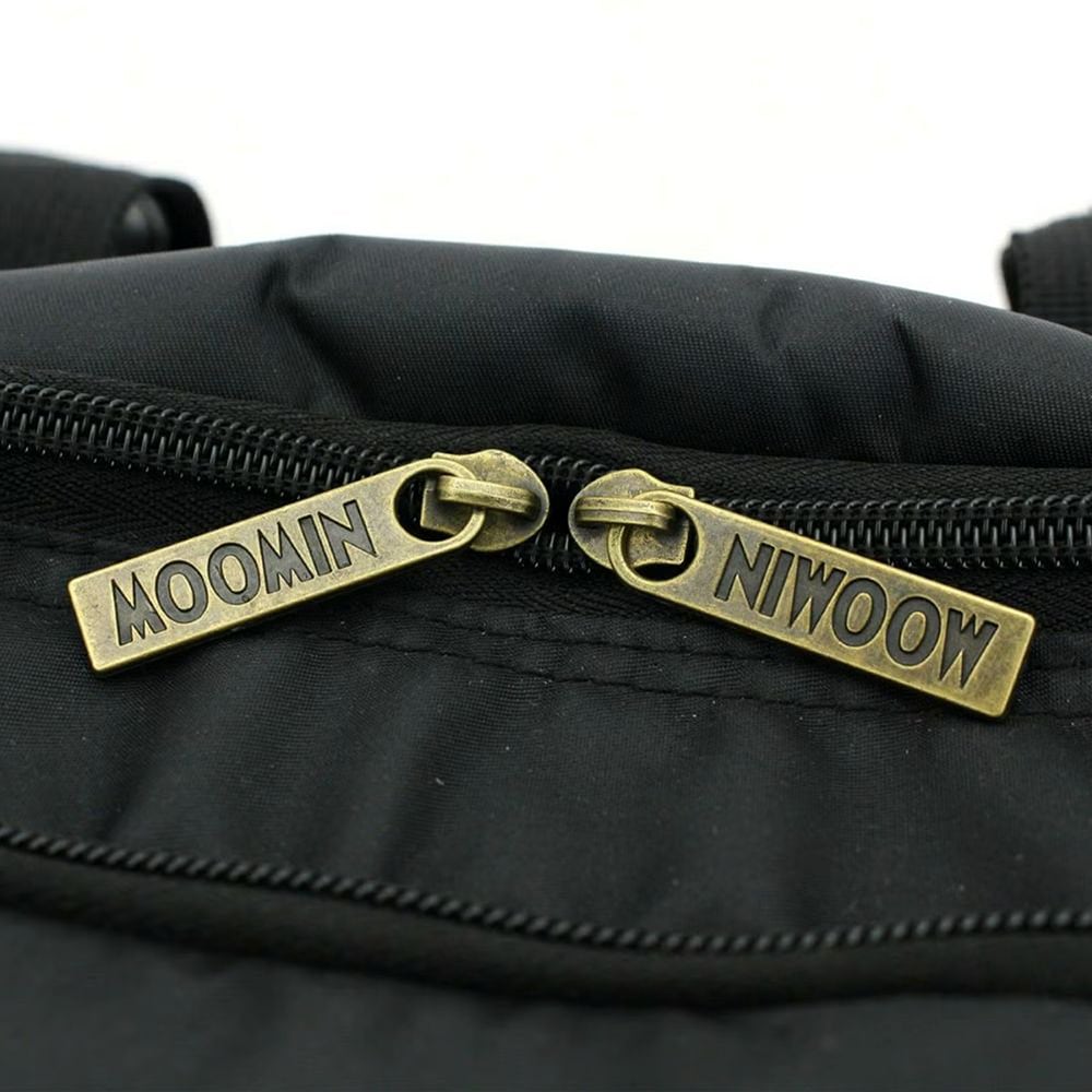 MOOMIN』のロゴが刻印されたファスナートップ