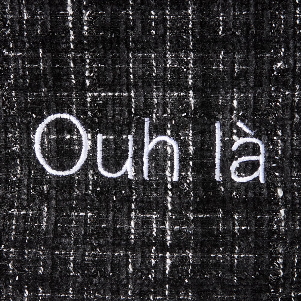 ツイードは中央に刺繍入り