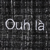 ツイードは中央に刺繍入り