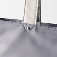 軽量の素材を使用することで荷物が多いも安心