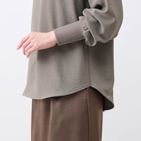 余裕のある身幅と長めの丈感で気になる腰まわりをカバー