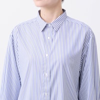 小さめの襟が上品なデザイン