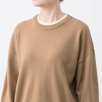 小粋な配色が目を引くレイヤード風ニット