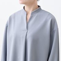 胸元に上品な抜けをつくるキーネック