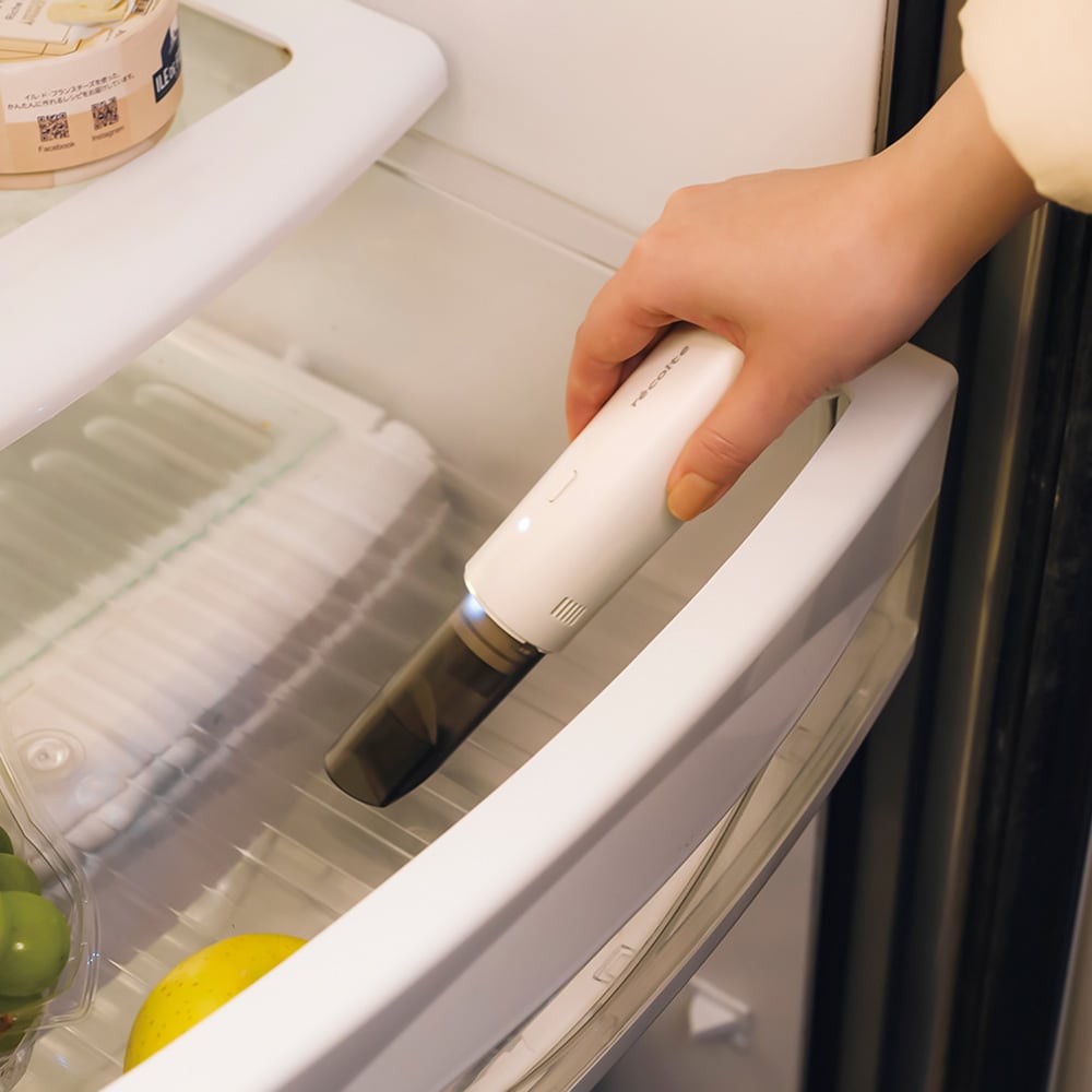ほこりや食べこぼし、コーヒー粉や髪の毛など細かなゴミを吸い取るには十分な吸引力を備えています