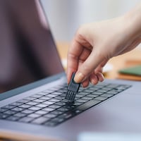 細かいゴミをかき出す隙間ブラシつき