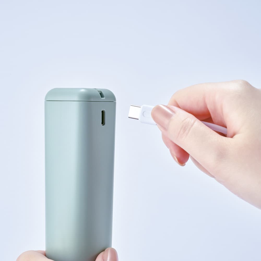 付属のUSBケーブルを接続して充電します