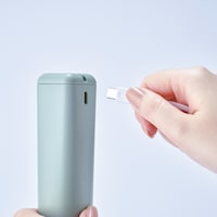 付属のUSBケーブルを接続して充電します