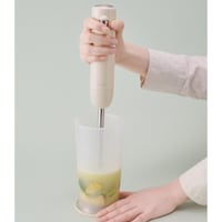 つぶす・混ぜる・・・付属のカップに食材を入れて攪拌。約1分でスムージーが完成。