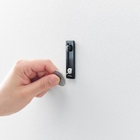 取り付けベースを石こうボードピンで壁に取り付けます