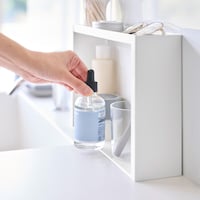 下段はフラットで出し入れしやすく、歯ブラシやコンタクト洗浄液も収納できる高さ