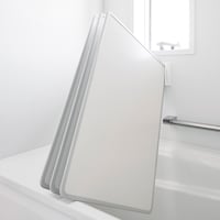 風呂蓋を斜めに立てて干せば水切れが良く壁に手すりがある場所でも設置できます