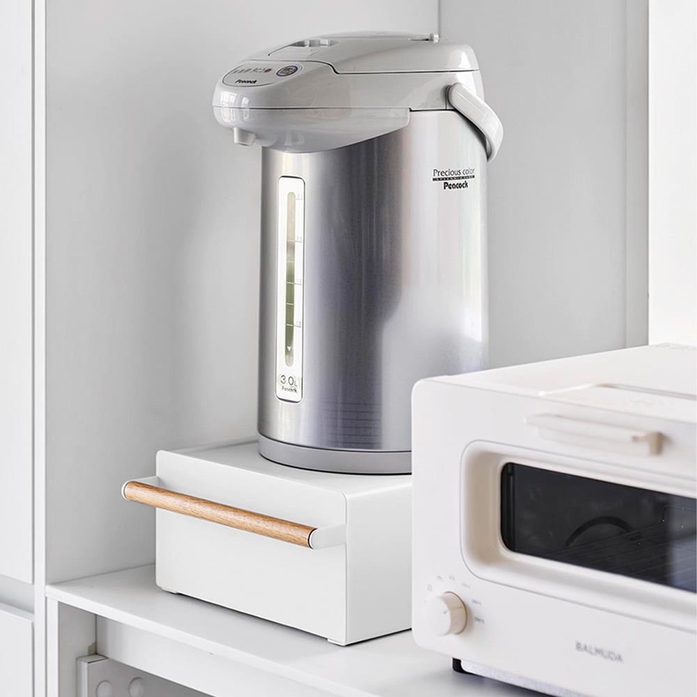 スチール製なので電気ポットも置けます
