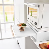 キッチン小物を収納できる引き出しと作業台になる便利なスライドテーブル