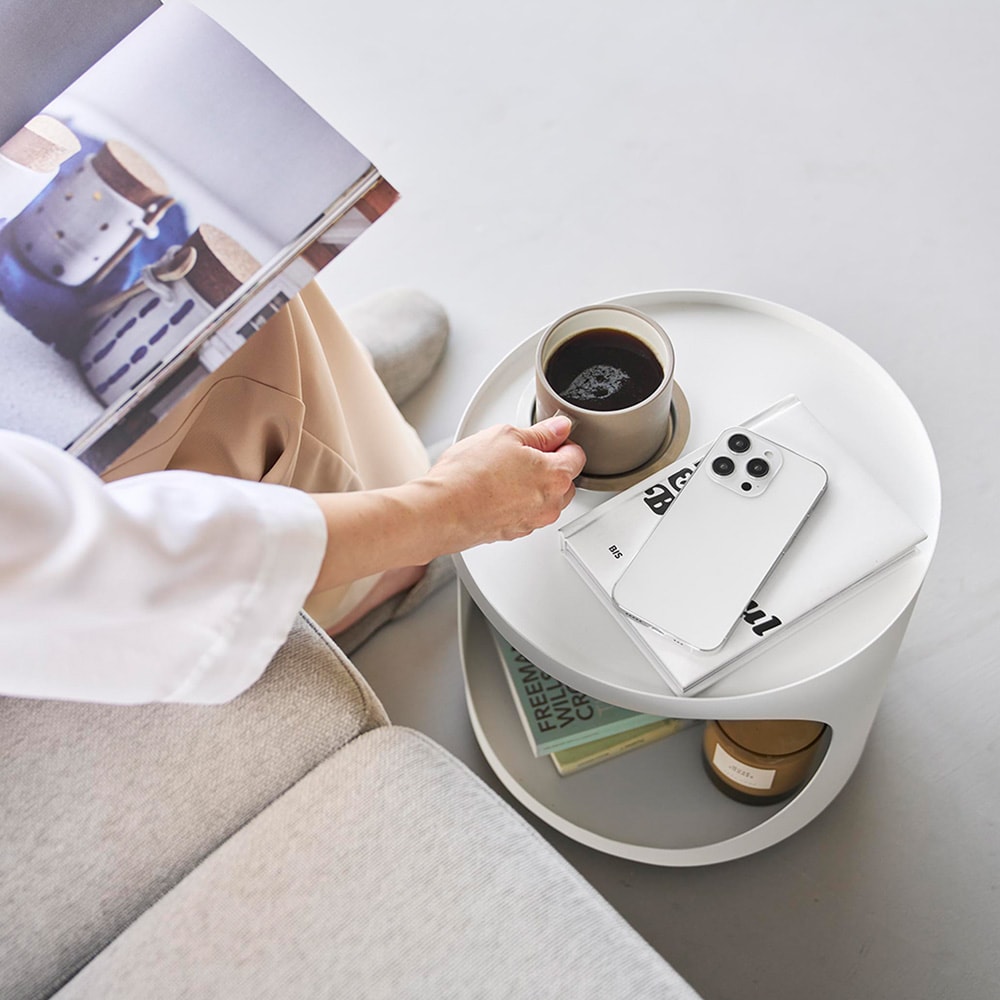 フチに高さがあるので物が落ちにくく、サイドテーブルとしても使えます