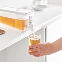 レバーは上下に倒せてロックも可能。レバーを持たずに注げて便利