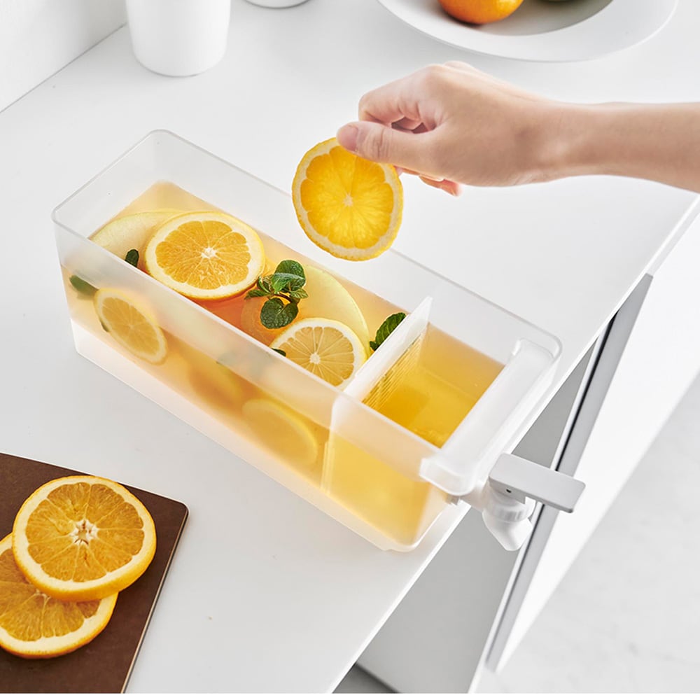 仕切りがあるので、フレーバーウォーターの具材やお茶パックが注ぎ口を塞ぎません