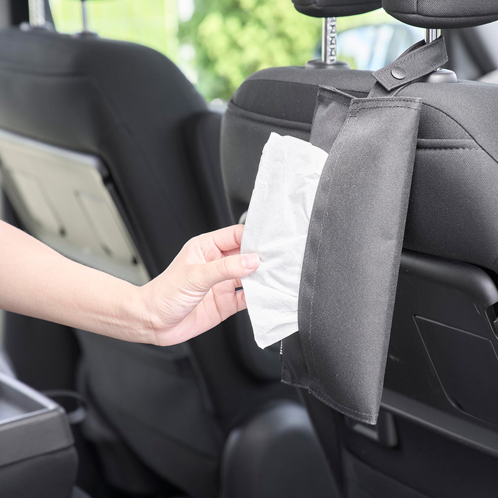 スナップボタン付きストラップで、車のシートやベビーカーなどに取り付けても便利