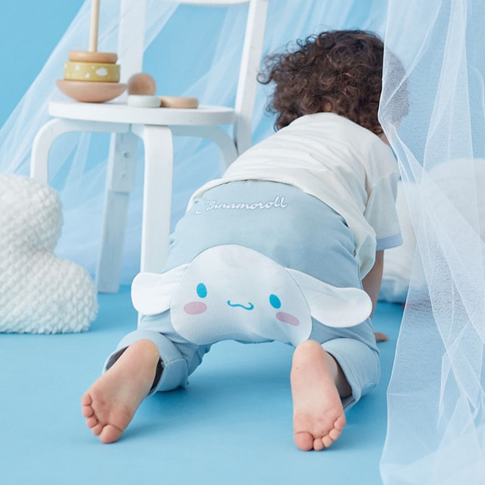 シナモロール（サックスデニット）／モデル身長80.6cm・80サイズ着用・体重12kg