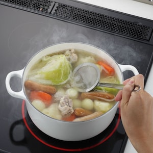 鍋料理や煮物のあく取りに便利。パンチング材を使用しているので目詰まりしにくく、すくったあくもさっと落