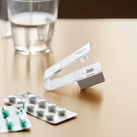 ワンプッシュで錠剤を取り出せる、便利な錠剤オープナー