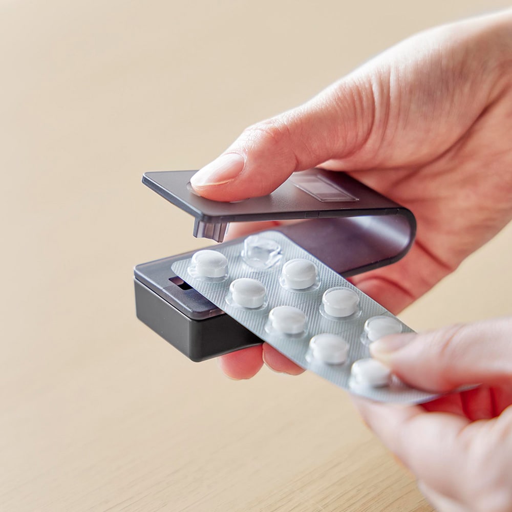 薬をシートごと挟んで、カチッと押し込むだけの簡単操作