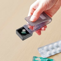 受け皿をスライドするだけで、サッと薬を手に取ることができます