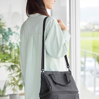便利なショルダーストラップ付き。