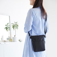 ショルダーストラップは長さ調節可能。取り外しもできます