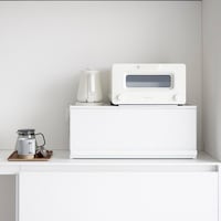 マグネットがつくスチール製。壁際に設置してもお使いいただけます