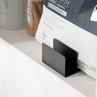スタンド真ん中に仕切りがありフェイスマスクを2つ収納できます