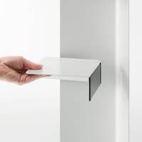 棚の位置を自由に変えられるマグネットの付いた可動棚板