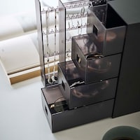 サングラスや腕時計を収納できます