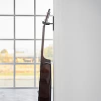 厚みがあるアコースティックギターも、壁から浮かせて収納でき、楽器や壁が傷つきません
