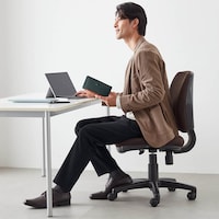 仕事でも使いやすいきれいめな素材と、窮屈感のないはき心地