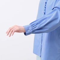 袖口はギャザーを入れたカフス仕様