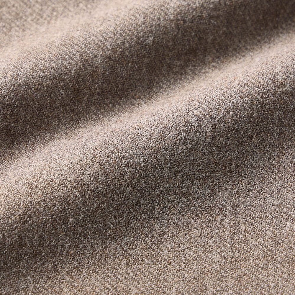 定番の通勤服をウール調のシワになりにくい素材で実現