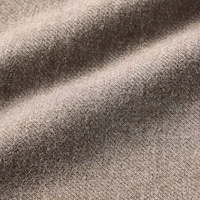 定番の通勤服をウール調のシワになりにくい素材で実現