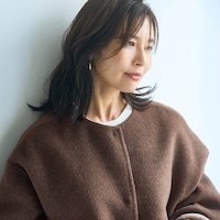 すっきりとしたノーカラーはハイネックニットなどとも相性抜群