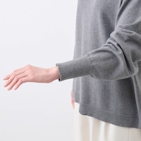 長めのリブで手首もすっきり見え