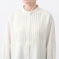 顔まわりをすっきり見せるピンタックブラウス