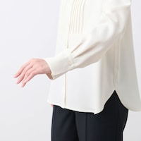 袖口はタック入りのカフス仕様