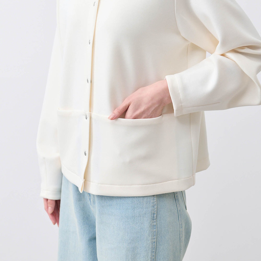 前切替え部分のポケットや袖口のダーツなど細部にもこだわった仕立て