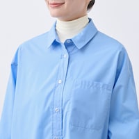 小さめの襟がほどよいきちんと感を演出