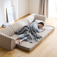 ハーフサイズは寝転ぶのにちょうどいい大きさ。来客時の簡単なベッドにも。