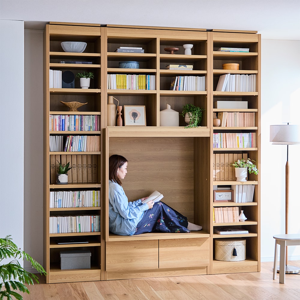 同シリーズの本棚と合わせた使用イメージ／ナチュラル・高さ240cm ※左右の本棚は別売りです。