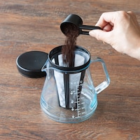 お好みのコーヒー粉（中挽き）をフィルターに入れて水を注ぎます