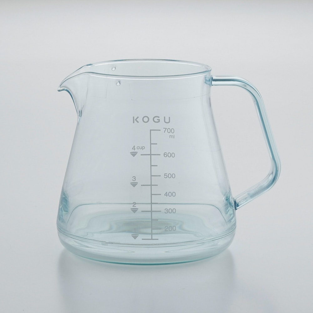 軽量で、落としても割れにくい。注いだ量が分かりやすい目盛り付き