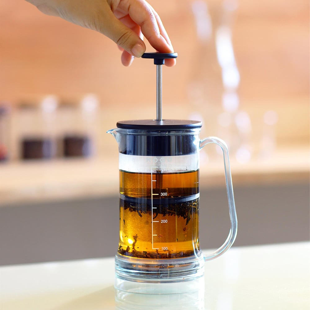 挽いた豆を入れてお湯を注ぐだけ。蒸らしてつまみをゆっくり押し下げるだけでコーヒー抽出